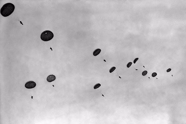 Lính dù Đức đổ bộ xuống khu vực pháo đài Eben Emael ở Bỉ vào ngày 30/5/1940. Đây là một phần trong cuộc tấn công bất ngờ quy mô lớn hơn. Ảnh: Bộ Quốc phòng Đức