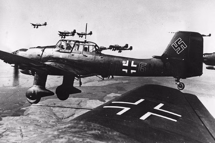 Đội hình máy bay ném bom bổ nhào Ju 87 Stuka của phát xít Đức đang bay qua một địa điểm không xác định vào ngày 29/5/1940. Ảnh: Bộ Quốc phòng Đức