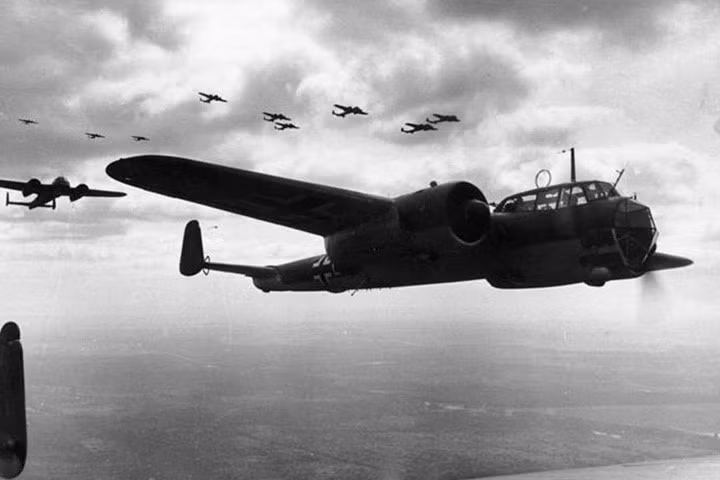 Đội hình oanh tạc cơ hạng nhẹ Dornier Do 17Z của Đức, bay trên lãnh thổ Pháp vào ngày 21/6/1940. Ảnh: Bộ Quốc phòng Đức
