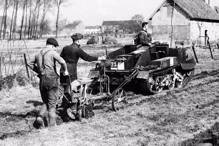 Lính viễn chinh Anh hỗ trợ cho nông dân Pháp đã bị quân đội Pháp trưng dụng mất ngựa. Một chiếc xe thiết giáp được sử dụng để giúp họ kéo cày. Ảnh: Bộ Quốc phòng Đức