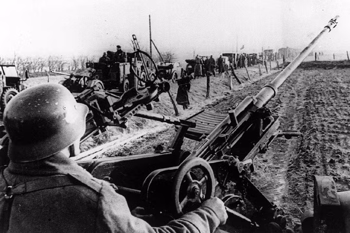 Lính Đức điều khiển súng cao xạ yểm trợ cho binh sĩ Đức hành quân vào lãnh thổ Đan Mạch vào ngày 9/4/1940. Ảnh: Bộ Quốc phòng Đức