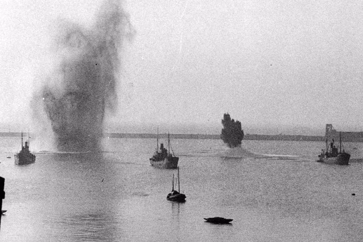 Bom phát xít Đức đánh trượt mục tiêu và phát nổ trên biển trong một đợt không kích ở Dover, Anh vào tháng 7/1940. Ảnh: Bộ Quốc phòng Đức