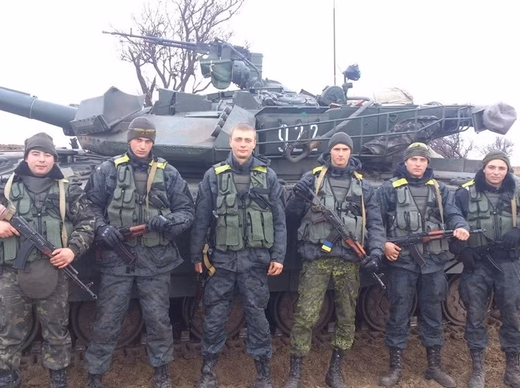 Các đơn vị của Tiểu đoàn Azov được trang bị xe tăng, vũ khí hạng nặng.