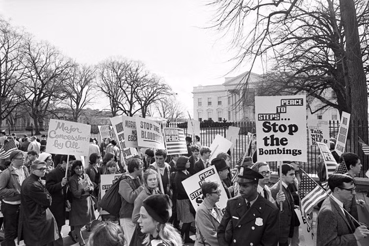 Biểu tình phản đối trước Nhà Trắng: Phong trào phản chiến ở Mỹ đang thu hút ngày càng đông đảo các tầng lớp nhân dân Mỹ, nhất là khi con số lính Mỹ bị thương vong ở Việt Nam ngày càng gia tăng.