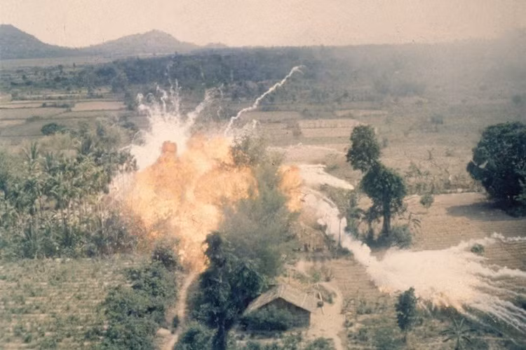 Không quân Mỹ đã ném xuống Việt Nam số bom đạn nhiều hơn cả số bom đạn dùng trong Chiến tranh thế giới thứ 2.