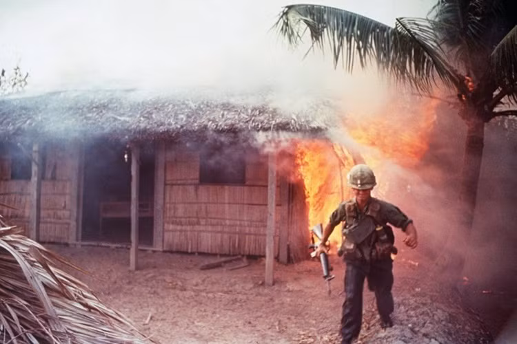 Trong chiến dịch "Tìm và diệt", quân Mỹ đã gây ra vô vàn tội ác dã man ở miền nam Việt Nam. Ảnh: Lính Mỹ đốt nhà dân, triệt đường sinh sống trong một trận càn quét.