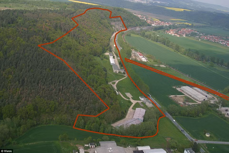 Địa giới của tổ hợp hầm ngầm chống bom nguyên tử đang dược biến thành khách sạn vô cùng sang trọng dành cho những người siêu giàu trên thế giới để tồn tại sau "Ngày tận thế".