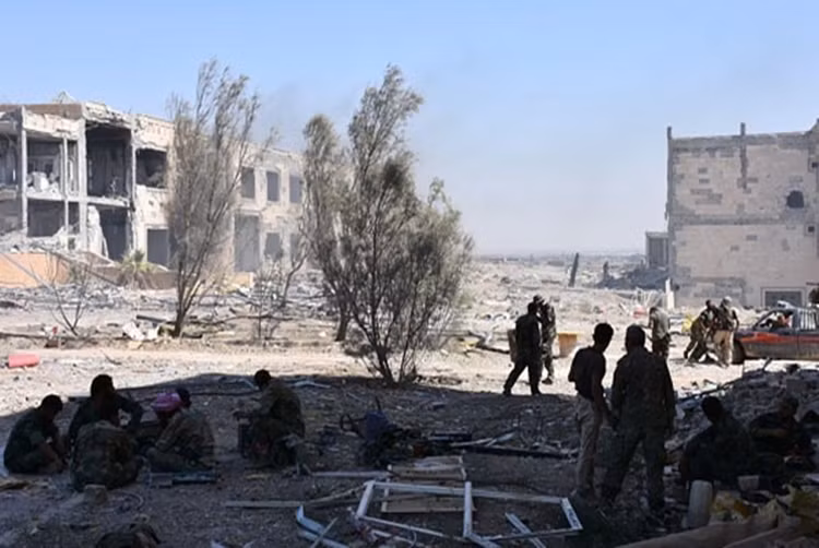 Binh sĩ Quân đội Syria nghỉ ngơi giữa hai trận đánh. Ảnh: FNA