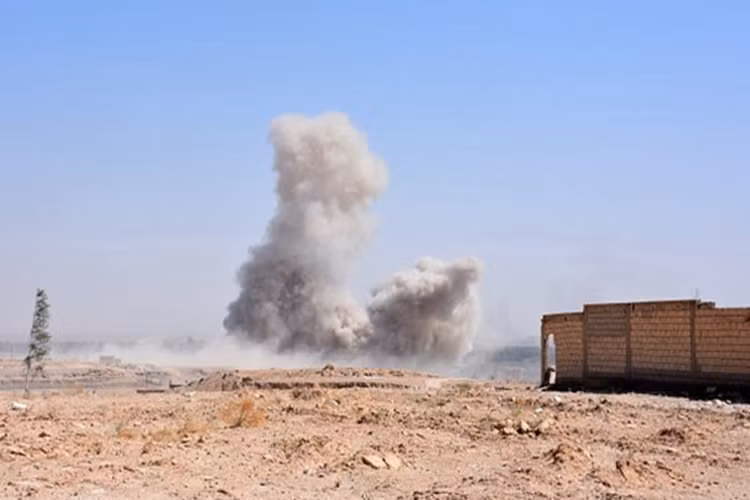 Ở phía nam thành phố Deir Ezzor, Lực lượng Hổ Syria và Vệ binh Cộng hòa đã giải phóng thị trấn quan trọng Al-Muri'iyah, nằm ngay phía nam của Sân bay Quân sự Deir Ezzor, trong ngày 15/9. Ảnh: FNA