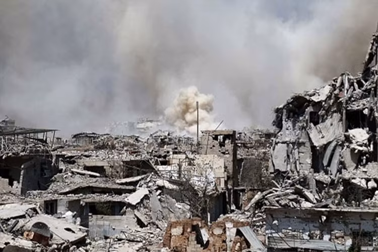 Cảnh đổ nát ở thành phố Deir Ezzor, khi Quân đội Syria tiếp tục mở rộng quyền kiểm soát xung quanh thành phố. Ảnh: FNA ). 9)