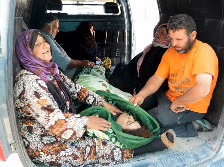 Có đến 100 người chết và hàng trăm người bị thương trong cuộc tấn công của phiến quân IS vào thị trân Kobane.