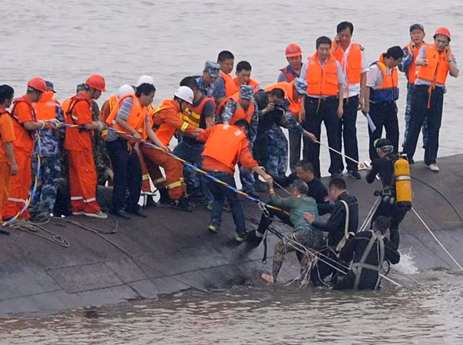 Lực lượng cứu hộ cứu một phụ nữ cao niên sống sót khỏi con tàu "Ngôi sao phương Đông" bị lật úp trên sông Dương Tử đêm 1/6. Chỉ có 14 người trong tổng số 456 người đi trên tàu sống sót trong thảm họa chìm tàu kinh hoàng này.