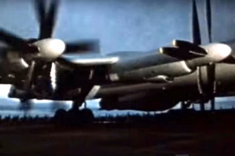 “Bom Vua” (Tsar Bomba) được máy bay ném bom chiến lược TU-95 thả từ độ cao 10,5 km và phát nổ ở độ cao 4,5 km so với mực nước biển và có sức công phá tương đường 57 triệu tấn thuốc nổ TNT. (Nguồn: English Russia)