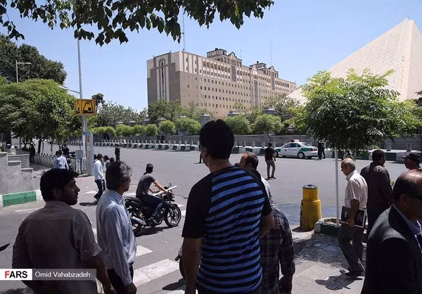 Cư dân Tehran chứng kiến cảnh giao tranh giữa lực lượng an ninh Iran và những kẻ khủng bố trong tòa nhà Quốc hội. Ảnh: FARS