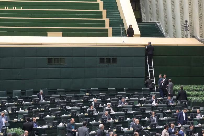 Các nghị sĩ Iran ngồi trong phòng họp cửa khóa chặt và được bảo vệ nghiêm ngặt, khi những kẻ tấn công mang súng Kalashnikovs xông vào quốc hội sáng Thứ Tư 7/6. Ảnh: ITIMA