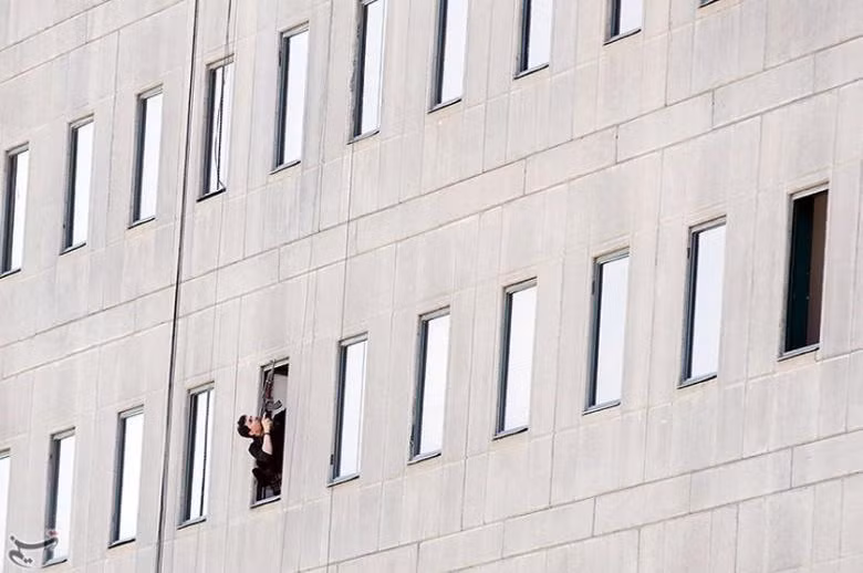 Một thành viên Lực lượng vũ trang Iran đấu súng với những kẻ khủng bố trong tòa nhà Quốc hội. Ảnh: Tasnim News Agency