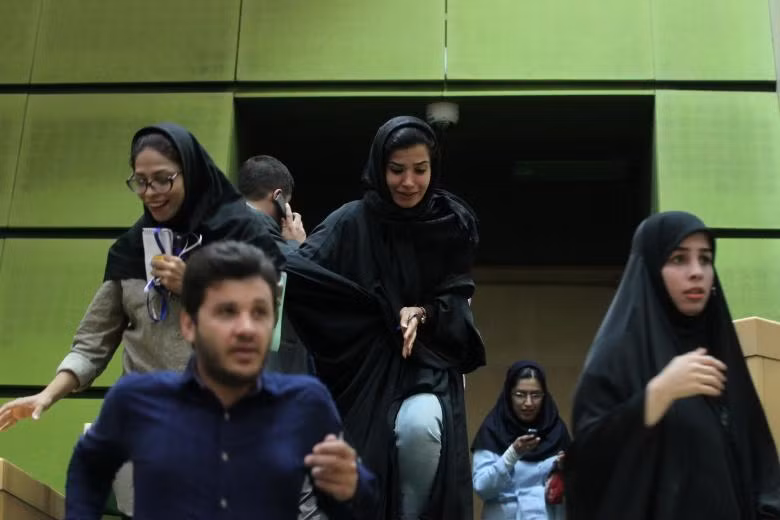 Theo người đứng đầu Lực lượng cứu trợ khẩn cấp Pir Hossein Kolivand, khoảng 40 người bị thương ở cả hai địa điểm. Trong ảnh: Những người phụ nữ được nhìn thấy trong tòa nhà Quốc hội Iran trong khi xảy ra cuộc tấn công khủng bố. Ảnh: TIMA