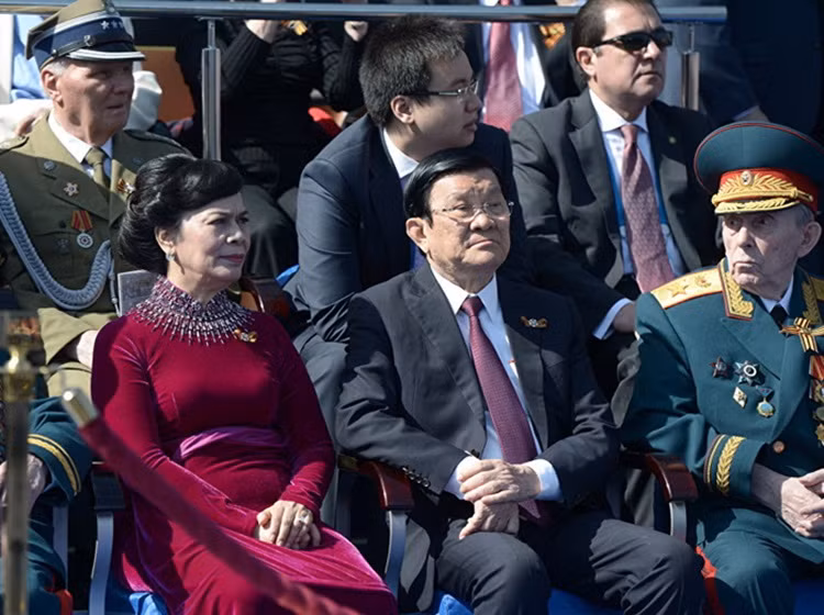 Chủ tịch nước Trương Tấn Sang (thứ hai bên phải) cùng phu nhân Mai Thị Hạnh trong thời gian duyệt binh kỷ niệm 70 năm Ngày Chiến thắng trong Chiến tranh Vệ quốc Vĩ đại 1941-1945.