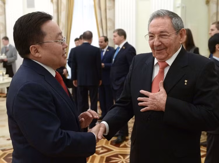 Tổng thống Mông Cổ Elbegdorj Tsakhia và Chủ tịch Hội đồng Nhà nước Cuba Raul Castro trong cuộc gặp tại Điện Kremlin.