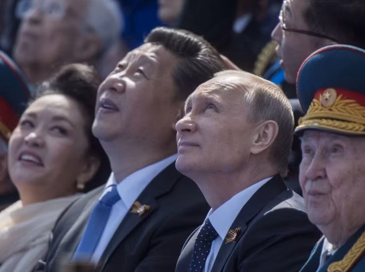 Tổng thống Nga Vladimir Putin và Chủ tịch Trung Quốc Tập Cận Bình tại lễ duyệt binh trong Ngày Chiến thắng phát xít Đức 9/5/2015 ở Quảng trường Đỏ.
