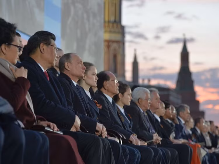 Tổng thống LB Nga Vladimir Putin (thứ ba bên trái) và Chủ tịch Trung Quốc Tập Cận Bình cùng phu nhân Bành Lệ Viên (trái) tại buổi hòa nhạc lễ hội “Những con đường của Chiến thắng Vĩ đại” trên Quảng trường Đỏ.