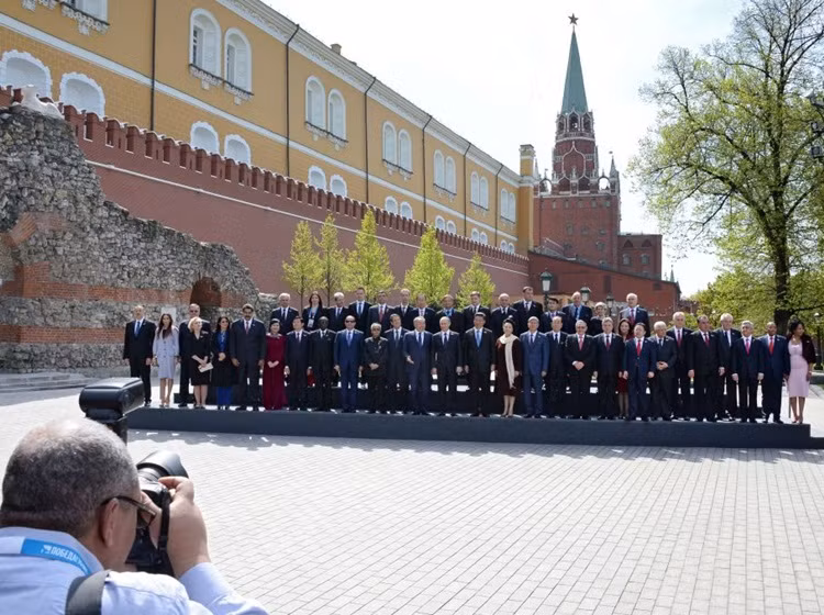 Nghi lễ chụp ảnh chung của các trưởng phái đoàn và khách mời danh dự tại Vườn Alexandrov sau cuộc duyệt binh kỷ niệm 70 năm Ngày Chiến thắng trong Chiến tranh Vệ quốc Vĩ đại.