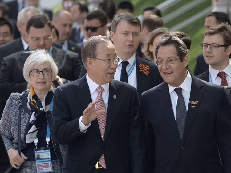 Tổng thống Cộng hòa Síp Nikos Anastasiadis và Tổng Thư ký Liên Hợp Quốc Ban Ki-moon trước nghi lễ đặt hoa tại Mộ Chiến sĩ Vô danh ở Vườn Alexandrov.