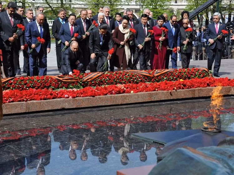 Tổng thống Vladimir Putin và các vị đứng đầu phái đoàn nước ngoài trong nghi lễ đặt hoa tại Mộ Chiến sĩ Vô danh ở Vườn Alexandrov.
