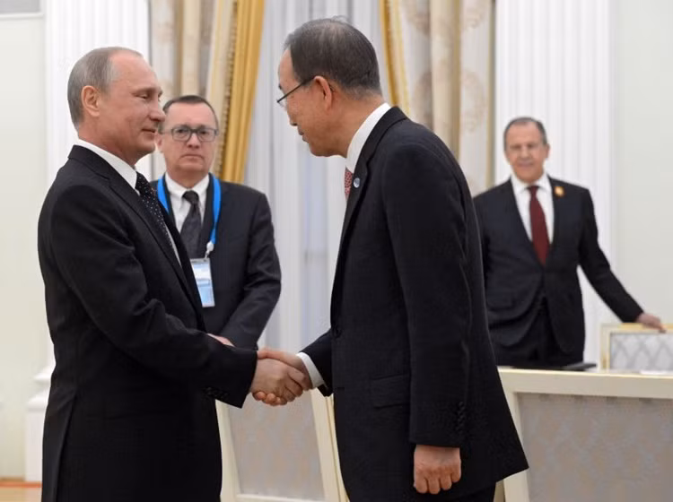 Tổng thống Vladimir Putin đón tiếp Tổng Thư ký Liên Hợp Quốc Ban Ki-moon tại Điện Kremlin.
