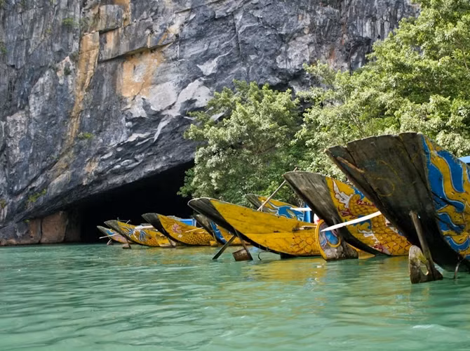 Phong Nha-Kẻ Bàng nằm ở một khu vực núi đá vôi rộng khoảng 200.000 ha thuộc lãnh thổ Việt Nam. Diện tích vùng lõi của vườn quốc gia là 85.754 ha và một vùng đệm rộng 195.400 ha.