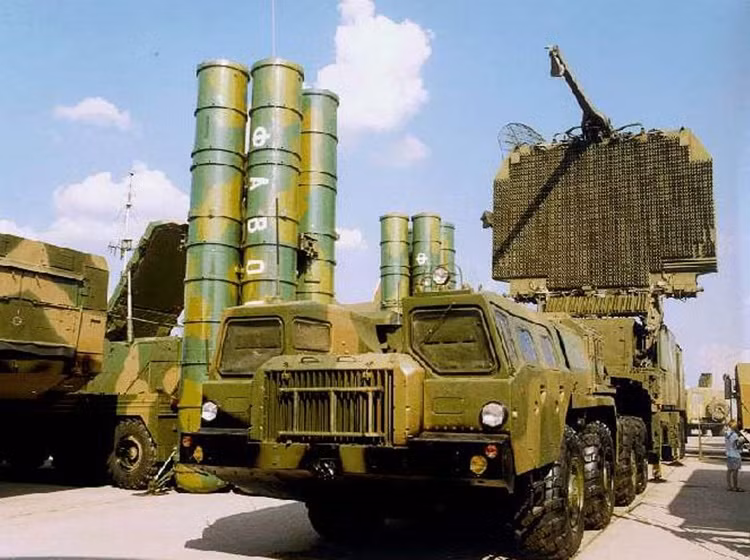 S-300 được đánh giá là một trong những hệ thống tên lửa phòng không hiệu quả nhất hiện nay, với khả năng theo dõi cùng lúc 100 mục tiêu và đánh chặn cùng lúc từ 12 đến 36 mục tiêu.