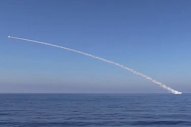 Tau ngam Nga phong ten lua Kalibr tan cong al-Nusra o Idlib