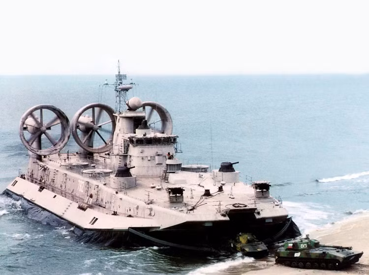 “Bo rung” Zubr giup Trung Quoc thau tom Bien Dong