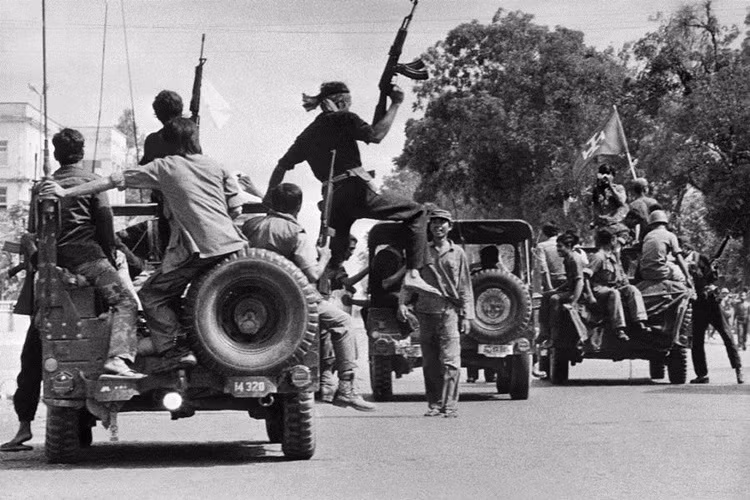 Lính Khmer Đỏ lái xe chạy khắp thủ đô Phnom Penh năm 1975. Ảnh; Getty Images