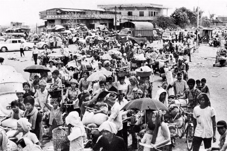 Hàng nghìn người tị nạn chạy khỏi thủ đô Phnom Penh, khi Khmer Đỏ tràn vào thành phố. Phnom Penh, 1975. Ảnh: Getty Images