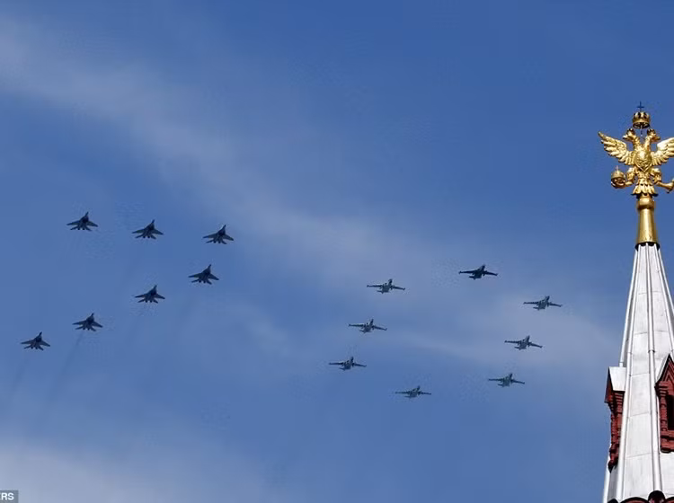 Máy bay chiến đấu MIG-29 và SU-25 xếp thành con số 70 trên bầu trời Quảng trường Đỏ trong lễ duyệt binh kỷ niệm Ngày Chiến thắng.