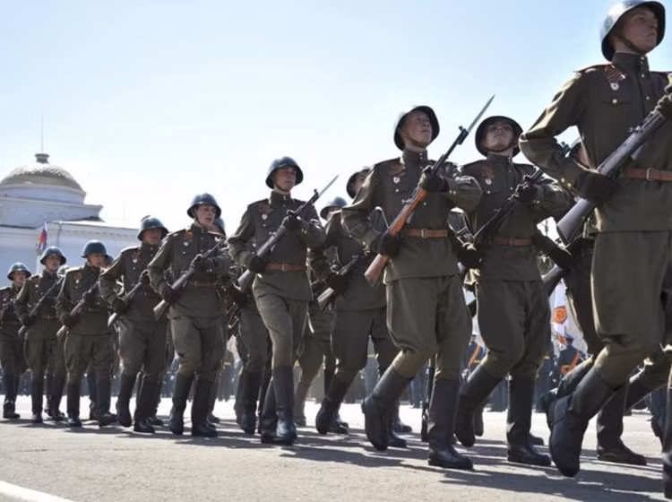 Các quân nhân Nga diễu hành tại thành phố Chita, khu vực Zabaykalsky, trong Ngày Chiến thắng 9/5/2015.