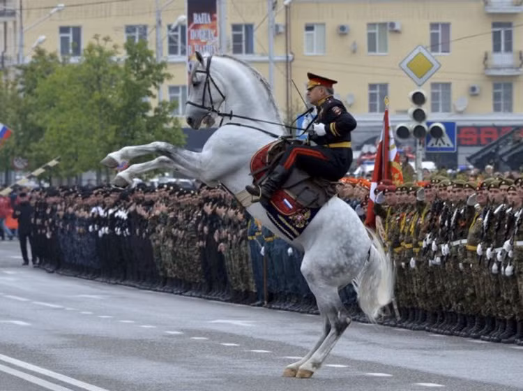 Bộ trưởng Nội vụ Chechnya Ruslan Alkhanov chào mừng những người tham gia lễ diễu binh ở thủ phủ Grozny trong Ngày Chiến thắng 9/5/2015.