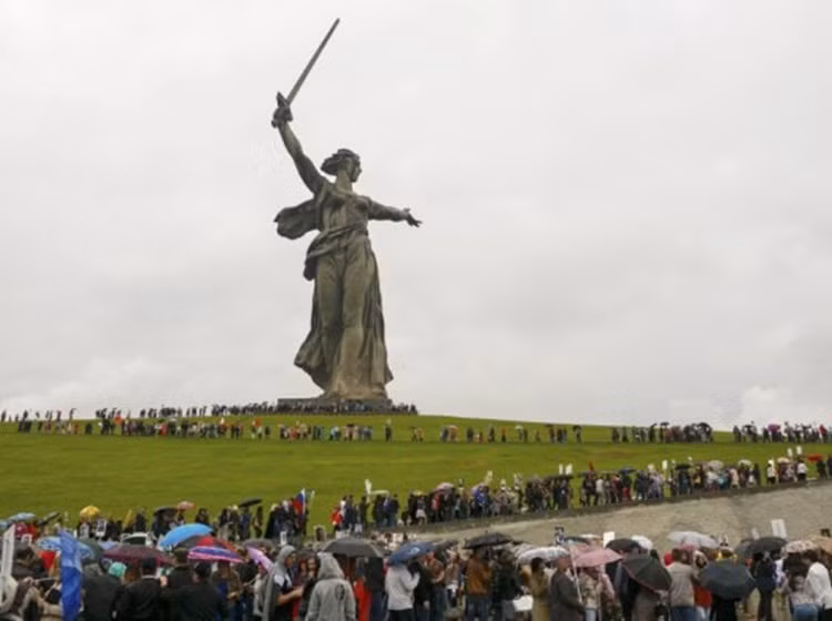 Trong Ngày Chiến thắng 9/5/2015, người dân Volgagrad (Stalingrad cũ) xếp hàng cả cây số đến đặt hoa trên tượng đài Người mẹ tổ quốc trên đồi Mamayev.