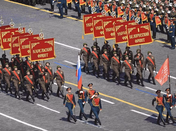 Biểu ngữ của các phương diện quân đã tham dự Chiến tranh thế giới thứ II đi qua lễ đài trên Quảng trường Đỏ.