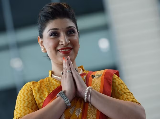 Một nữ tiếp viên của An Air India trong bộ đồng phục truyền thống.