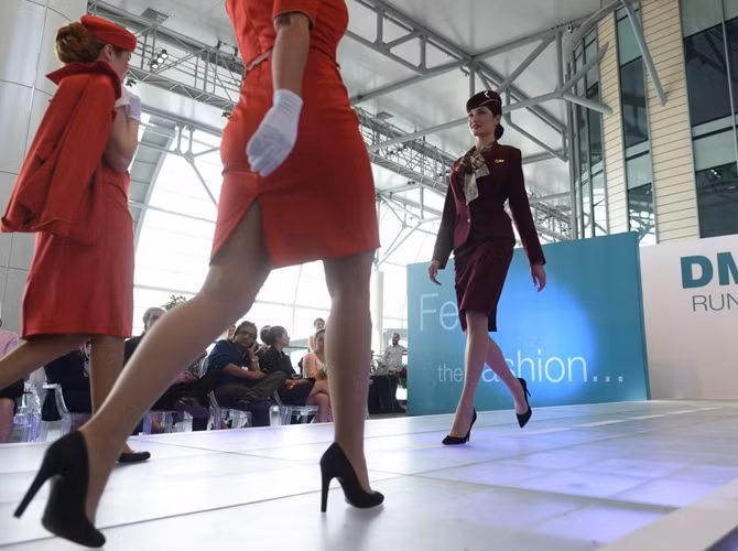 Tiếp viên hàng không của Royal Jordanian Airlines trên sàn trình diễn.