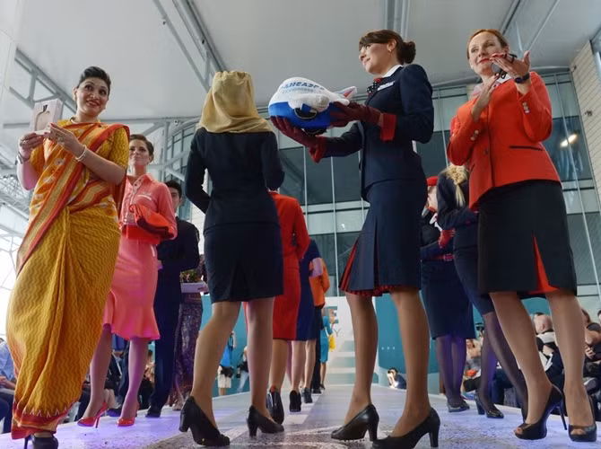 Chụp ảnh nhóm trong "Ngày tiếp viên hàng không quốc tế" tại Sân bay Domodedovo ở Moscow.