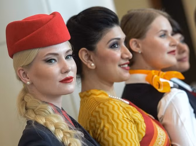 Chụp ảnh nhóm trong buổi trình diễn thời trang tiếp viên hàng không tại Sân bay Domodedovo ở Moscow.