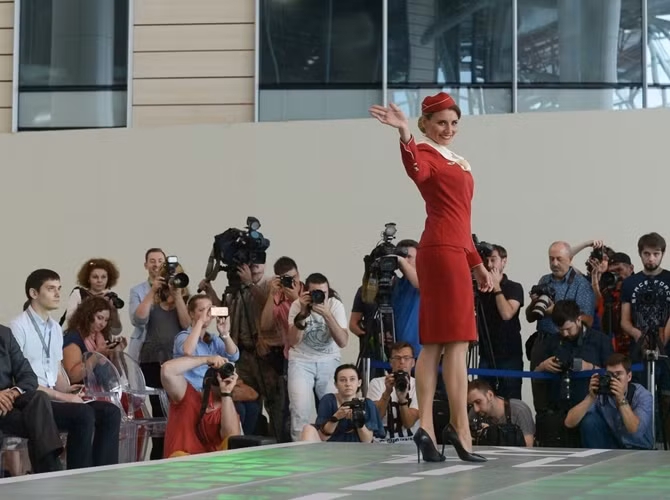 Một nữ tiếp viên của Air Ellinar trên sàn diễn.