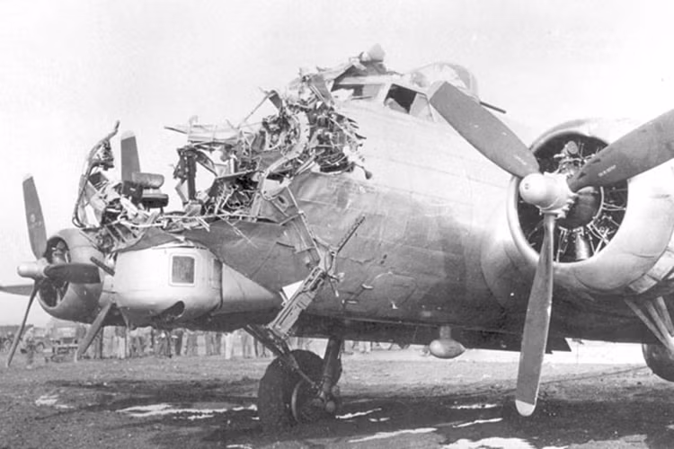 Một chiếc B-17G bị dính đạn pháo cao xạ trong khi ném bom xuống thành phố Cologne, Đức, trong năm 1944. (Nguồn: POP Lyft)