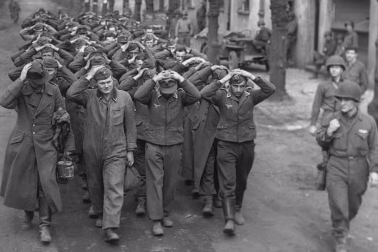 Tù binh Đức bị Quân đoàn 9 của Mỹ bắt giữ ngày 26/3/1945. (Nguồn: POP Lyft)