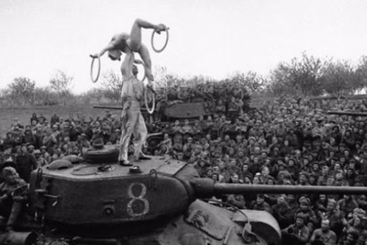 Văn công tiền tuyến phục vụ các chiến sĩ Hồng quân Liên Xô trong Chiến dịch đánh chiếm thủ đô Berlin của Đức Quốc xã, giữa năm 1945. (Nguồn: POP Lyft)