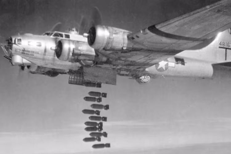 Pháo đài bay B-17 dội mưa bom xuống đầu quân phát xít trong Chiến tranh Thế giới thứ 2. (Nguồn: POP Lyft)
