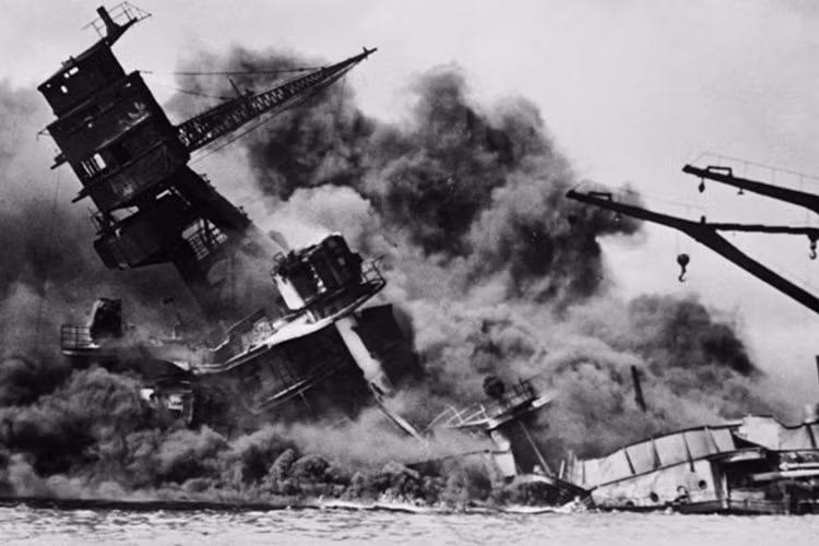 Tàu chiến Mỹ The Arizona bị trúng bom bốc cháy trong cuộc tấn công Trân Châu Cảng. (Nguồn: POP Lyft)